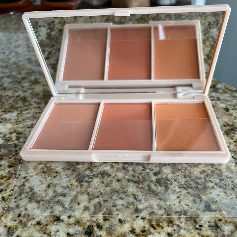 NWT Makeup Bundleđź’•đź’… - Picture 3 of 11
